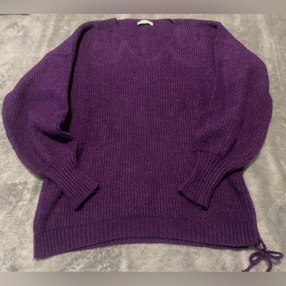 Like new! Wool blend v-neck purple sweater - Picture 1 of 9